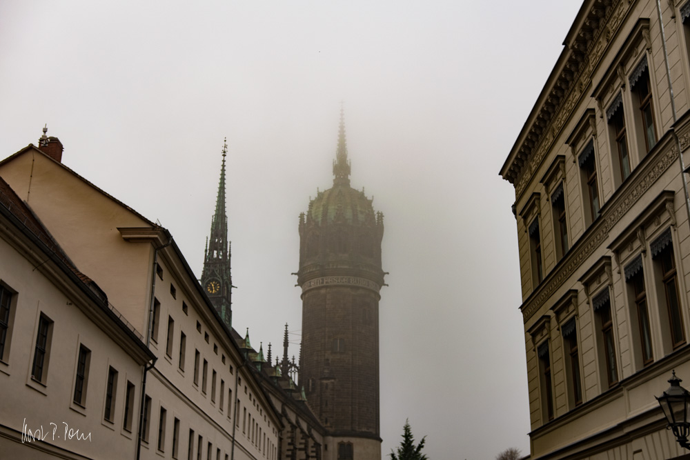 Turm der Schlosskirche im Nebel