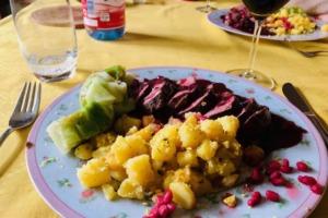 Entenbrust mit Pistazienkartoffeln, Granatapfelsauce und Spitzkohlröllchen