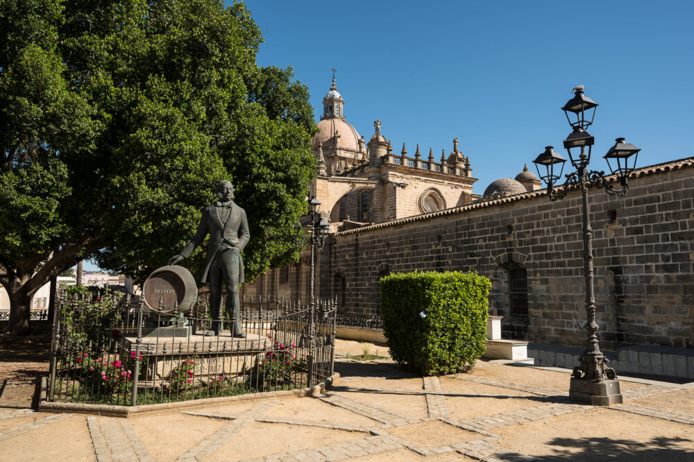Neben der Kathedrale die Statue für Manuel Maria Gonzales