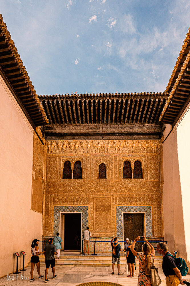 Patio de Mexuar mit Blick auf die Fassade des Comares