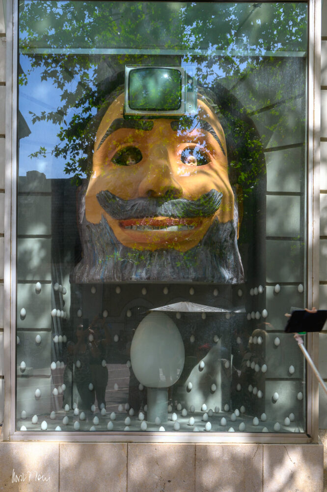 Dali-Skulptur in einer Vitrine