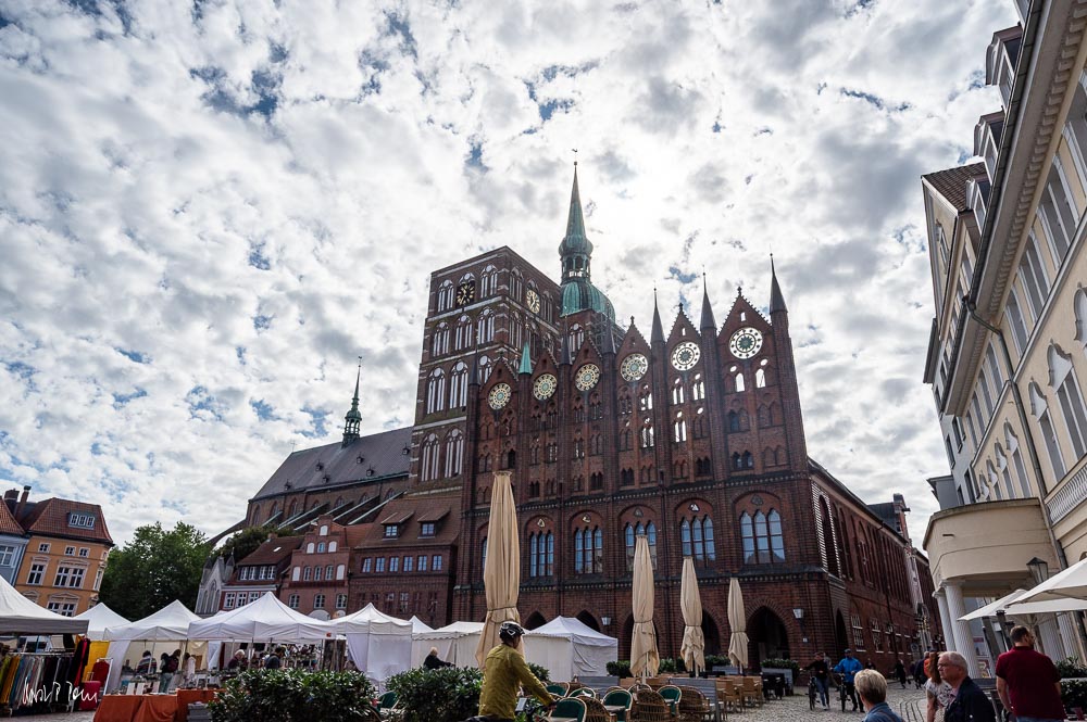 Alter Markt mit Rathaus und Kunsthandwerkermarkt