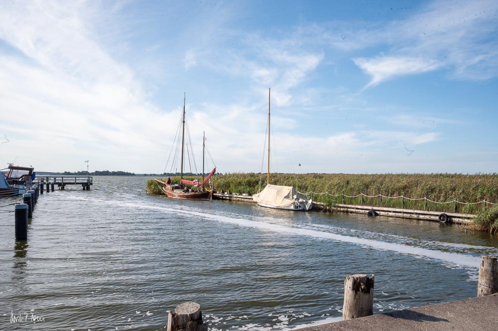 Blick auf den kleinen Hafen mit zwei Booten