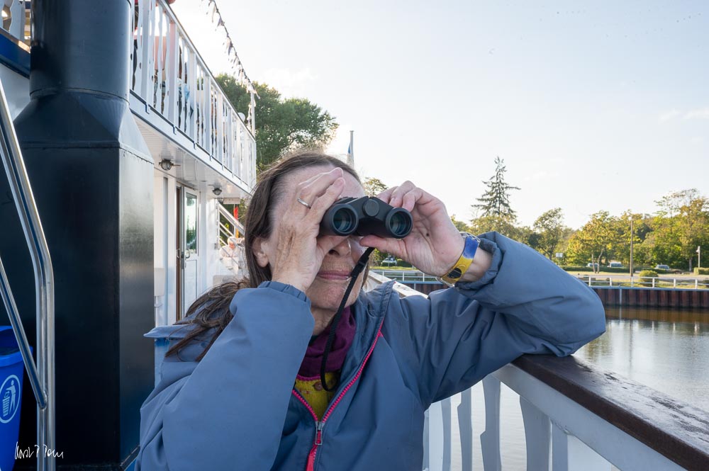 Liebste auf dem Schiff mit Fernglas.