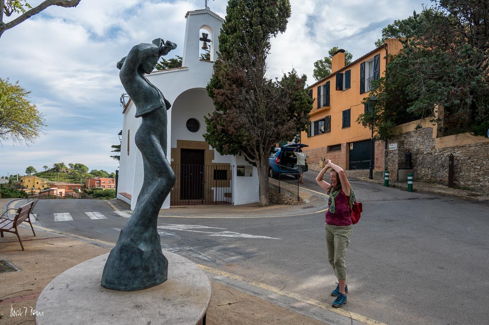 Die kleine Kaplle, davor die Statue einer Flamencotänzerin, davor die Liebste.