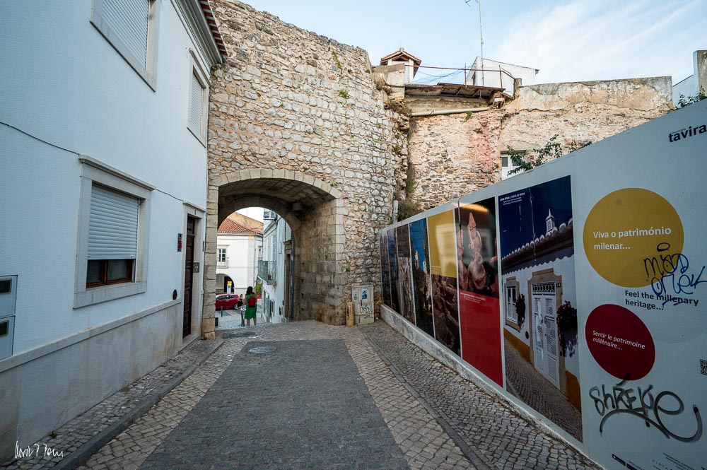 Die Liebste geht schon durch das alte Stadttor