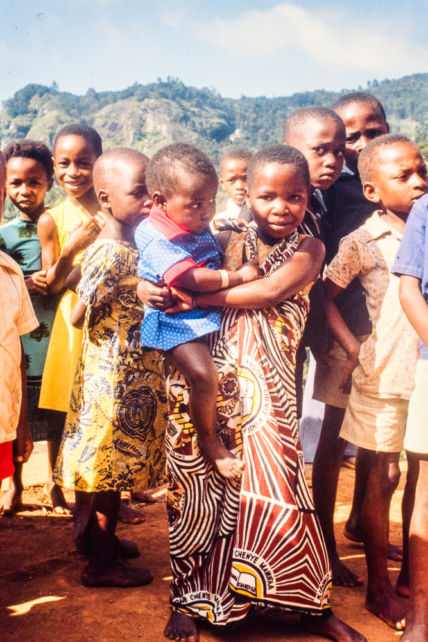 Vor der Kirche - Tanzania 1980